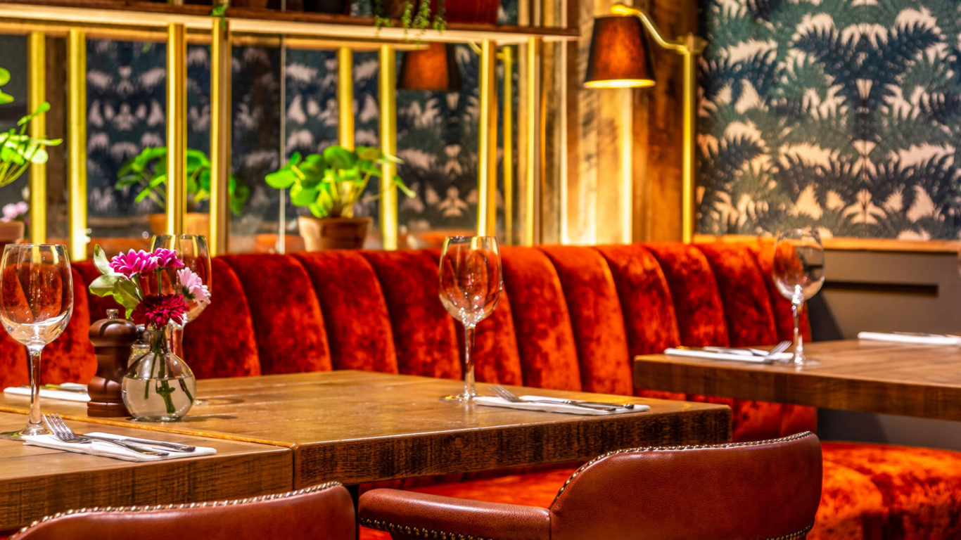 ALFIES__Alfies Lounge __Alfies L red banquettes wallpaper