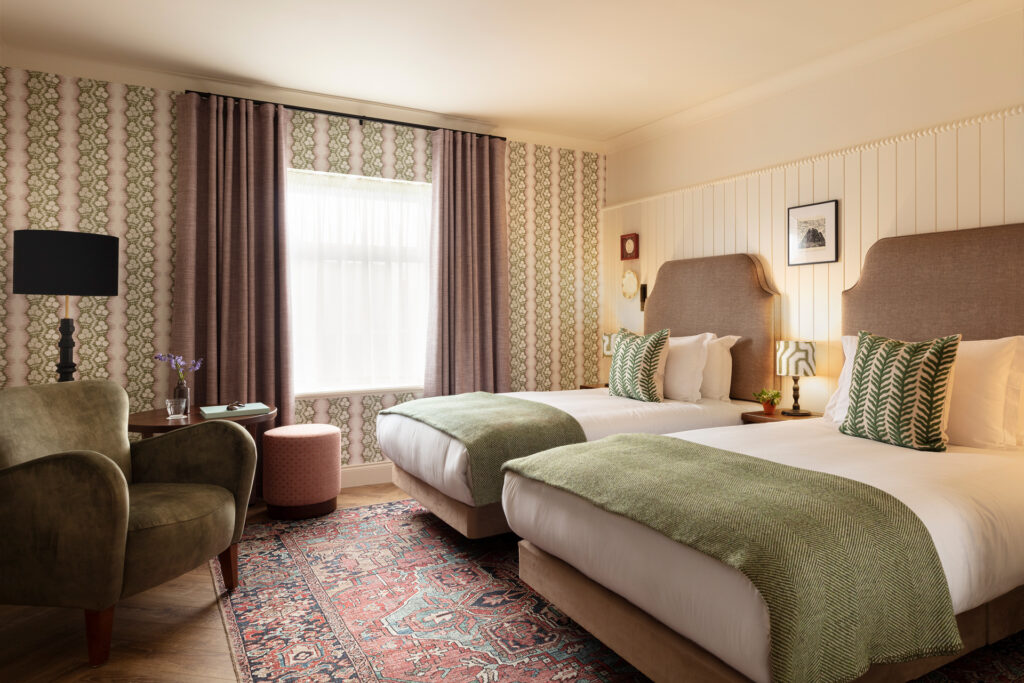 _L1A5915-Edit-lights-on-WEB